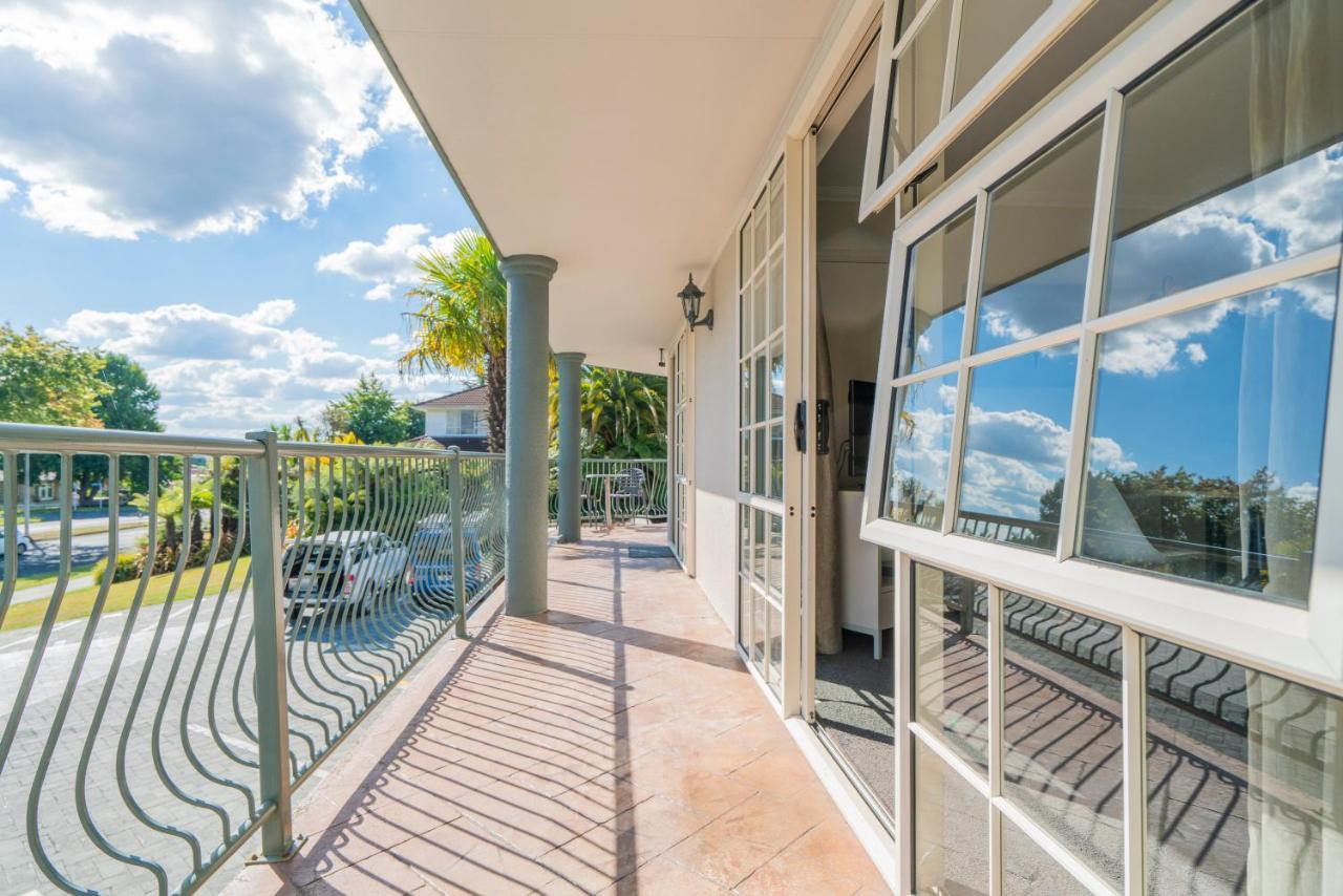 Silver Fern Rotorua Suites & Spa Luaran gambar The veranda of the house
