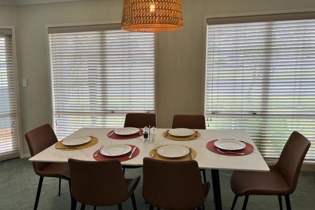 Silver Fern Rotorua Suites & Spa Luaran gambar A dining room table set for a meal