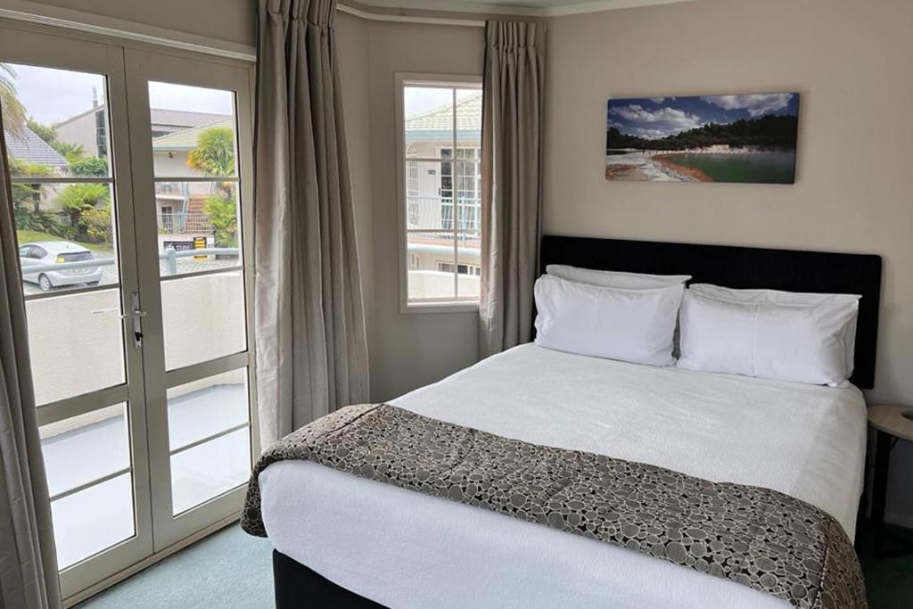 Silver Fern Rotorua Suites & Spa Luaran gambar A typical room at the hotel