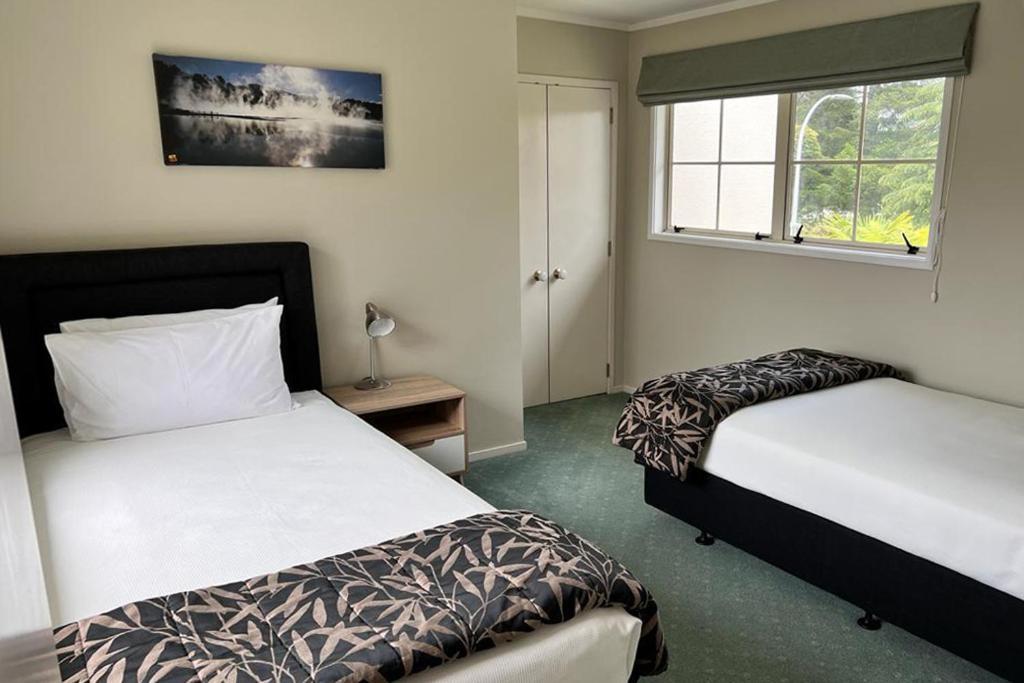 Silver Fern Rotorua Suites & Spa Luaran gambar A bedroom at the hotel
