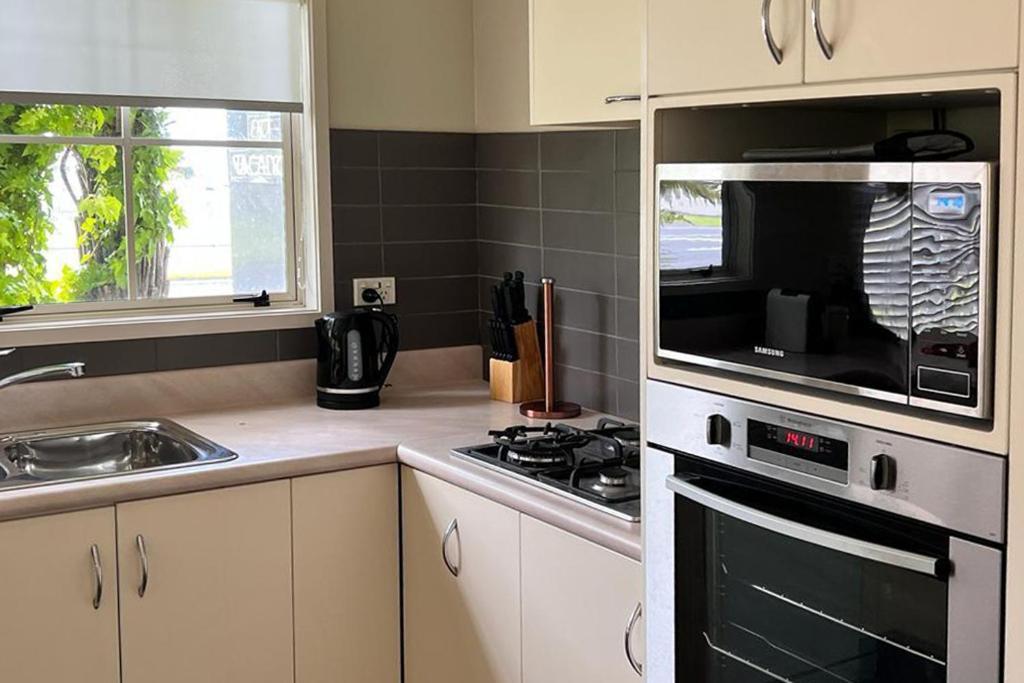 Silver Fern Rotorua Suites & Spa Luaran gambar A modern Australian kitchen