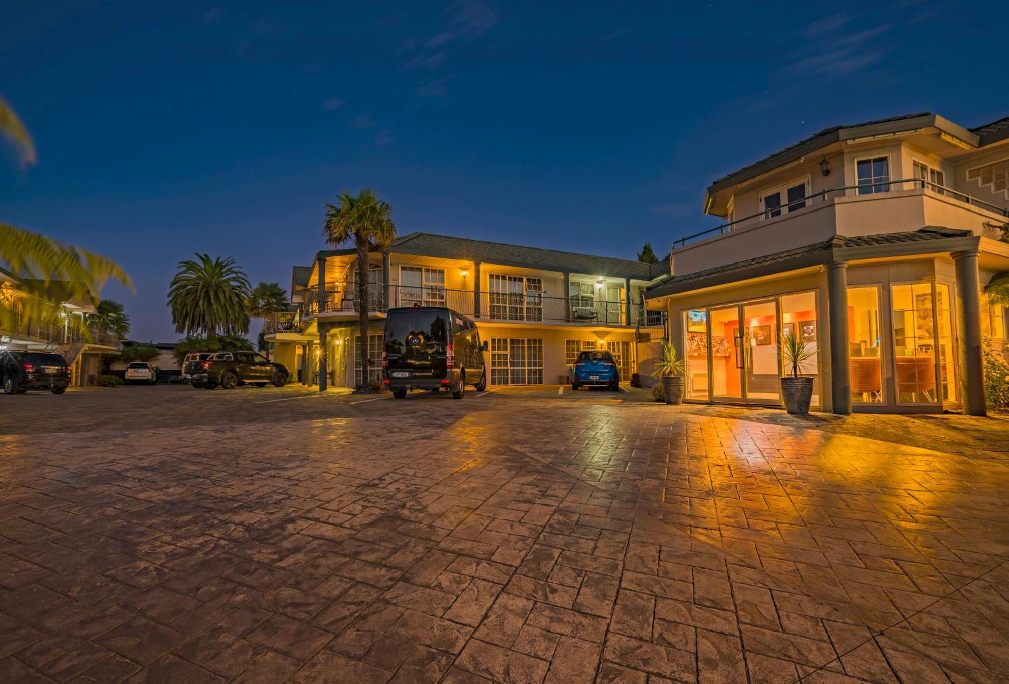 Silver Fern Rotorua Suites & Spa Luaran gambar The hotel at night