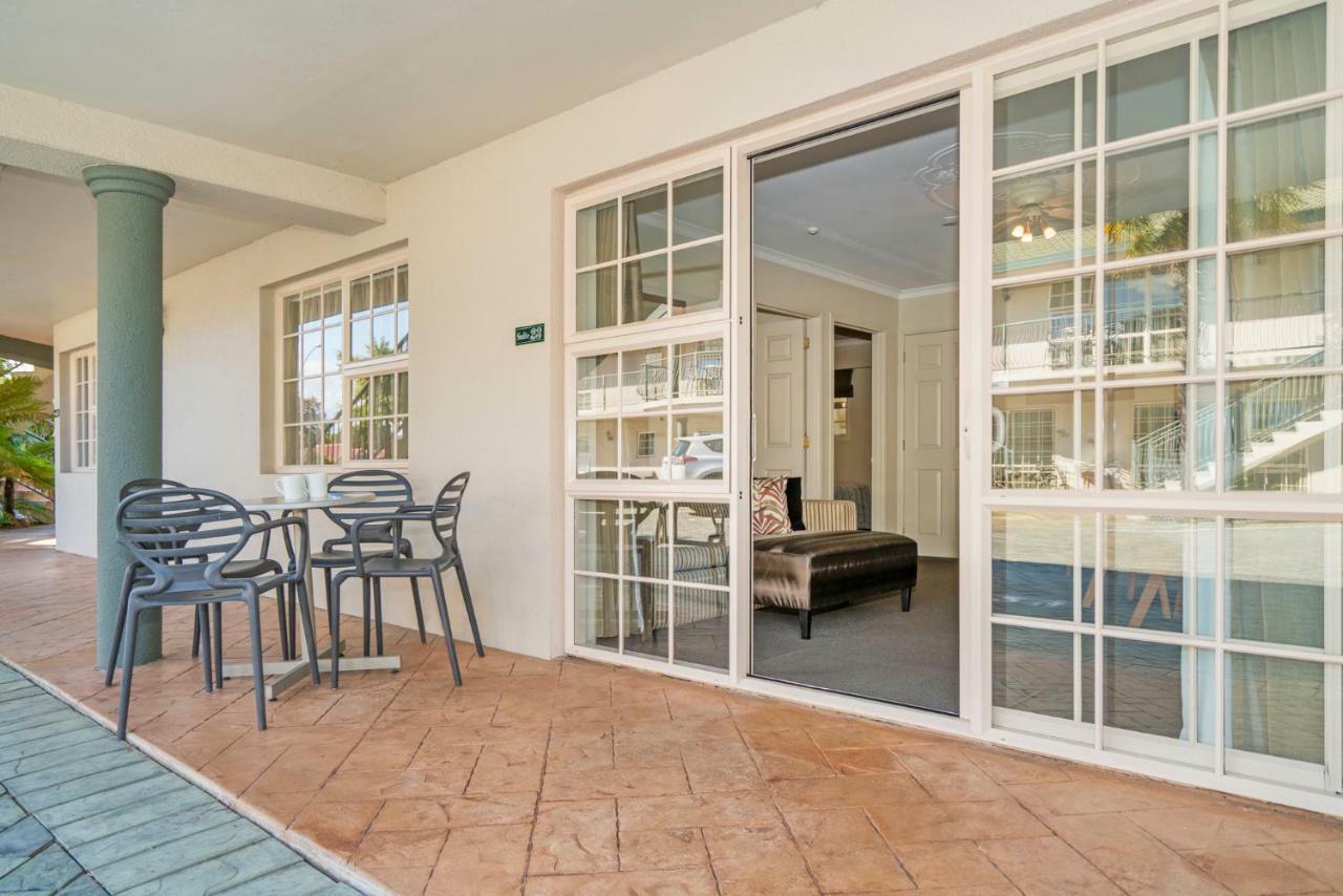 Silver Fern Rotorua Suites & Spa Luaran gambar A sliding door