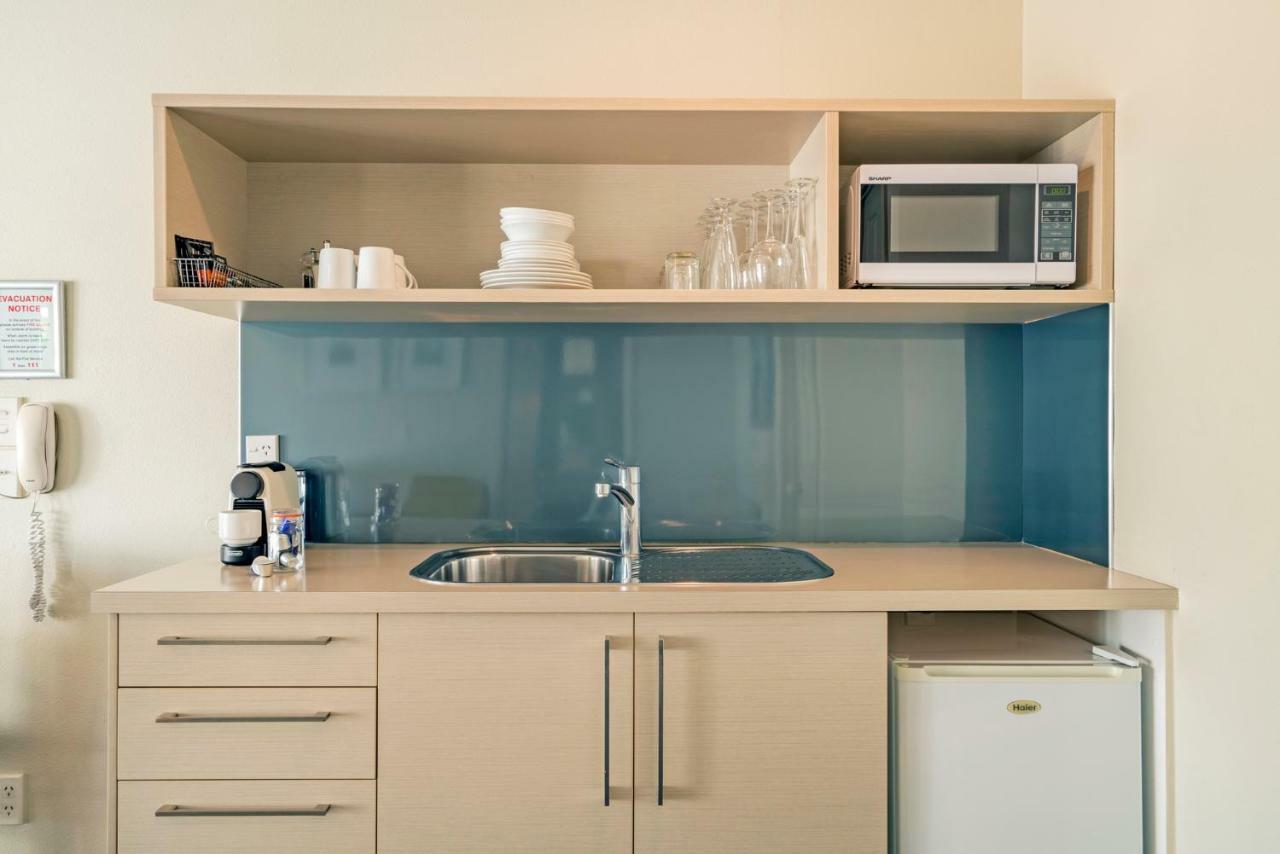 Silver Fern Rotorua Suites & Spa Luaran gambar A kitchenette in a hotel room