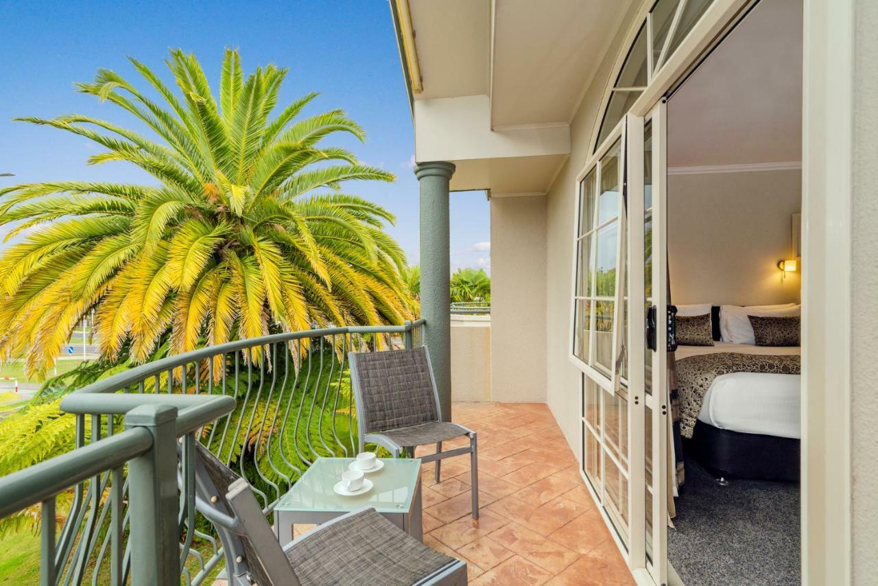 Silver Fern Rotorua Suites & Spa Luaran gambar A balcony at the hotel