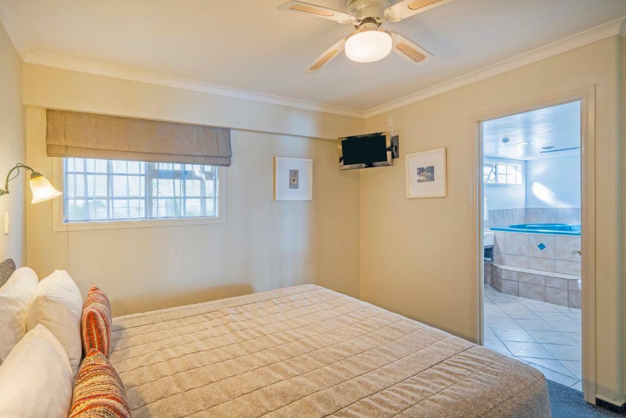Silver Fern Rotorua Suites & Spa Luaran gambar A bedroom at the hotel