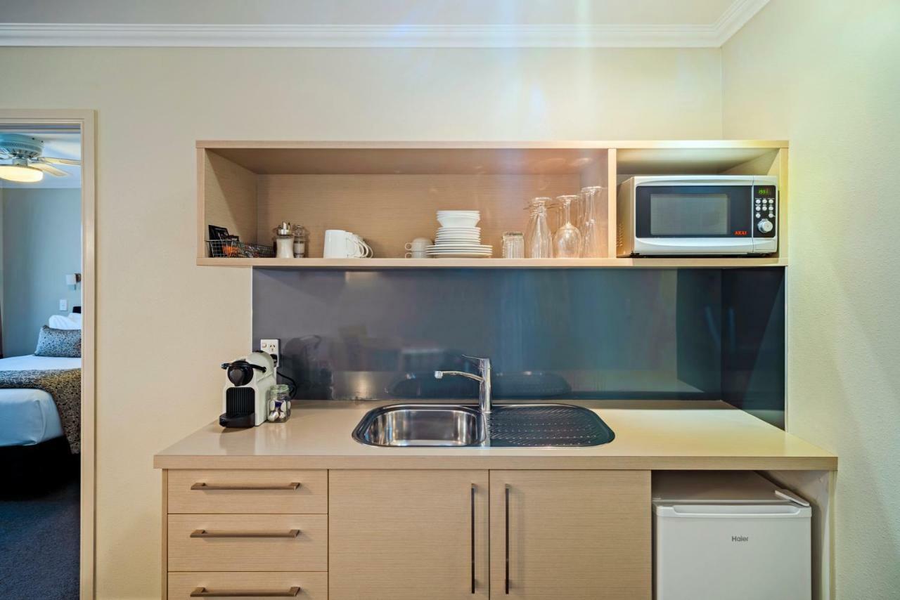 Silver Fern Rotorua Suites & Spa Luaran gambar A kitchenette in a hotel room