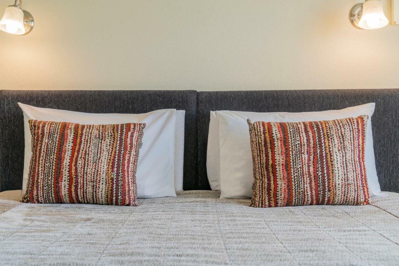 Silver Fern Rotorua Suites & Spa Luaran gambar Two cushions on a bed